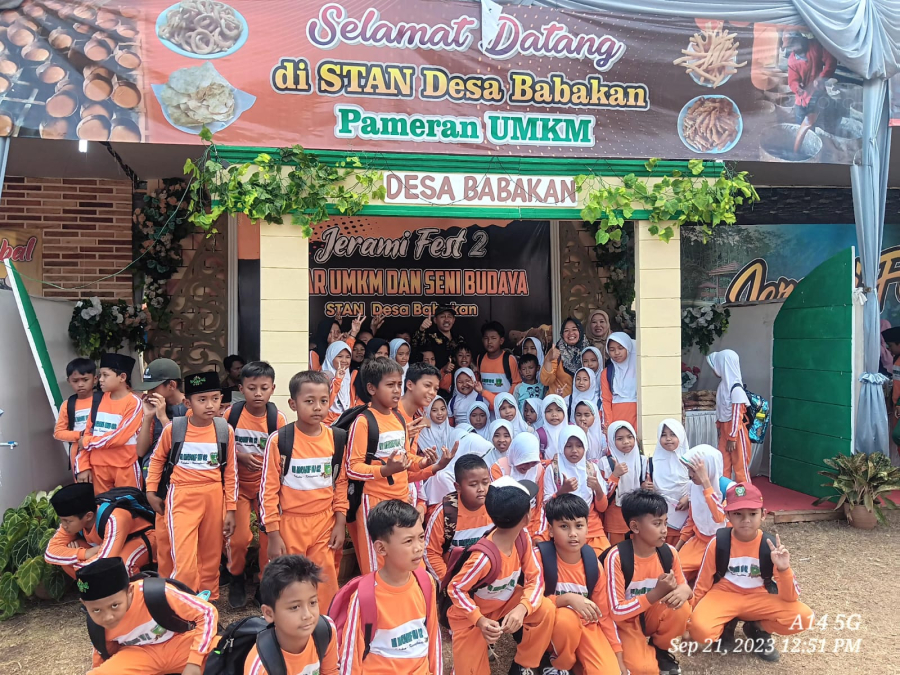 siswa berpoto bersama kades Babakan